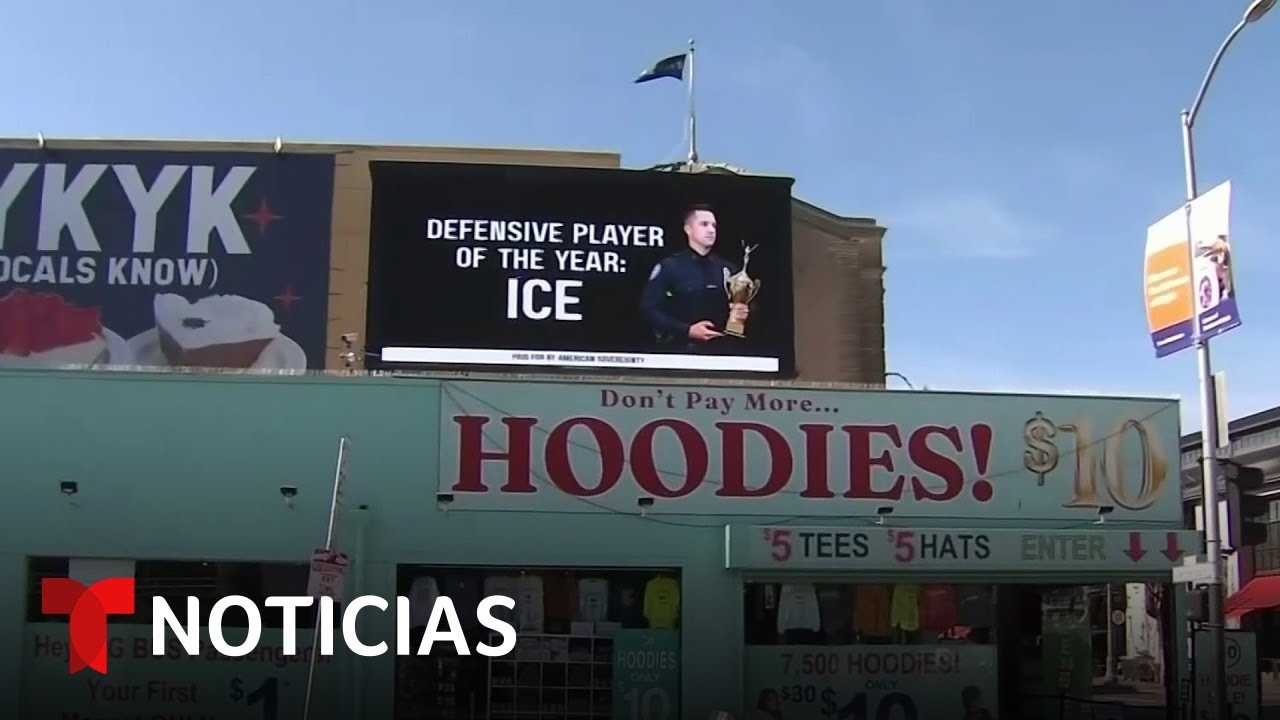 Hay polémica por unas vallas publicitarias que comparan a ICE con deportistas | Noticias Telemundo