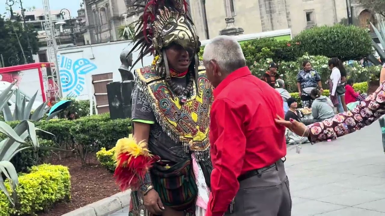 Maya exorcism performance on the streets of Mexico City.墨西哥城街头的玛雅驱邪表演