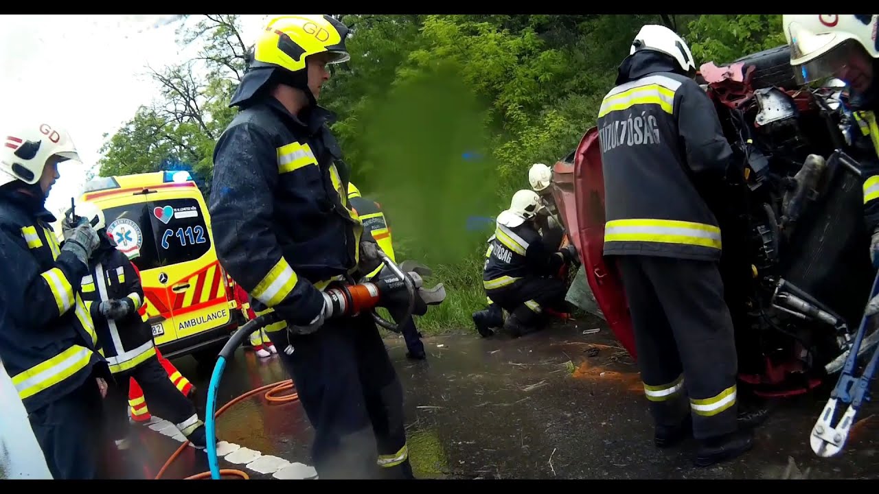 Autópályán felborult autóból mentették ki a tűzoltók a sofőrt
