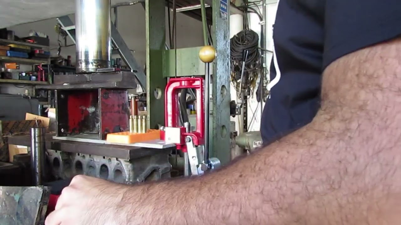 RICARICA 300 WIN MAG: Pressa riparata. Fine della ricalibratura e Innesco bossoli