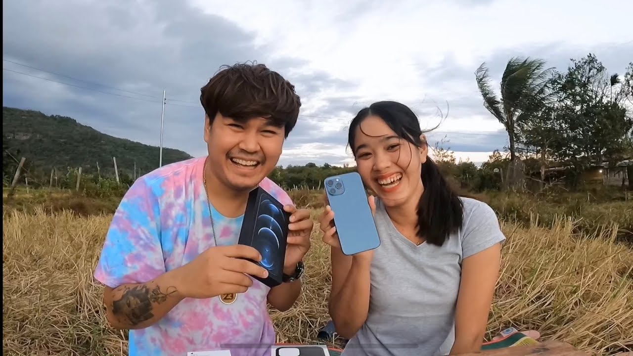 Surprise นางน้อยซื้อ iPhone 12 Pro Max ให้ ຊື້ໂທລະສັບໃຫມ່ສະໄພ້ນາງນ້ອຍ