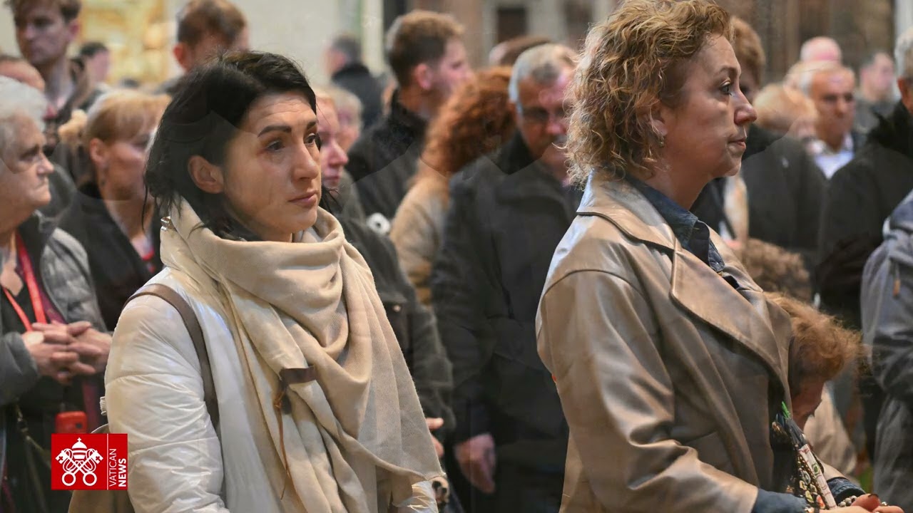 Polacy przy grobie św. Jana Pawła II modlili się o pokój na świecie