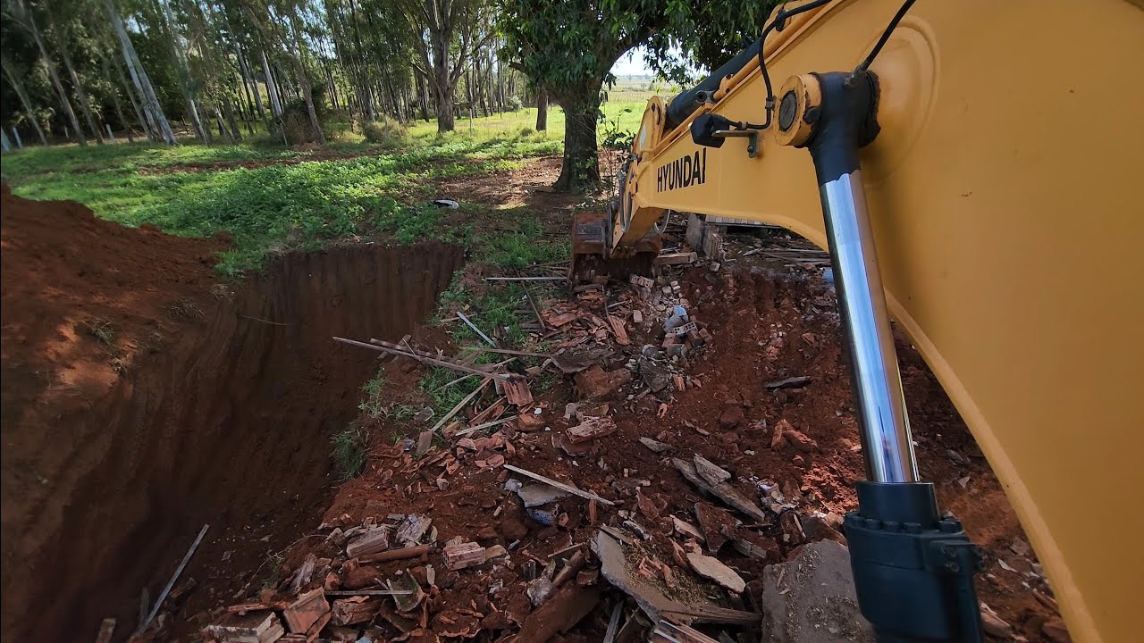 ENTERRANDO ENTULHO DE CASA ANTIGA🏚// Escavadeira hidráulica