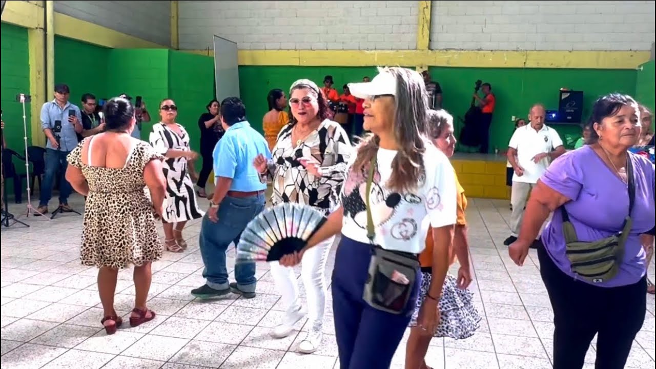 Se dio duro la COLOCHA con el DULCERO en el BAILE ..!!!