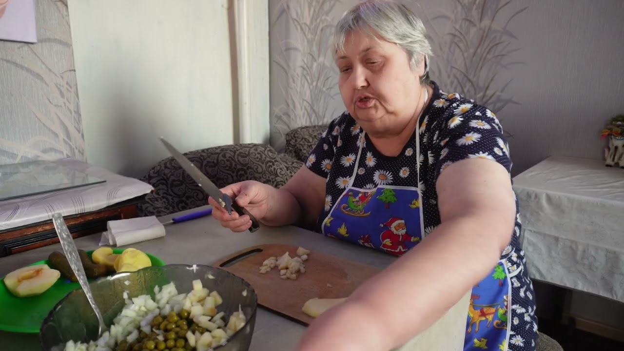 На этот салат я потратила всю свою прибавку к пенсии Показываю из каких ингредиентов я приготовила