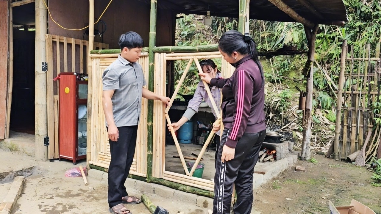 Вся семья начала строить стены дома, используя стволы деревьев.