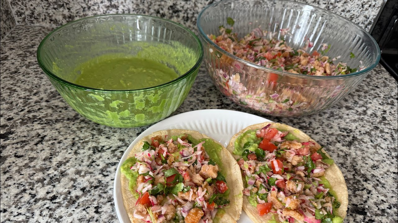 Huaraches con ensalada de rabano y guacamole bien rico 😋