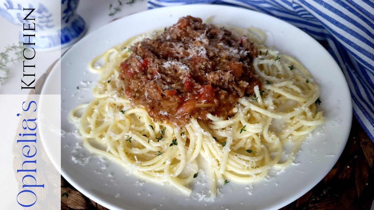 Greek Meat Sauce Spaghetti (Makaronia me Kima)