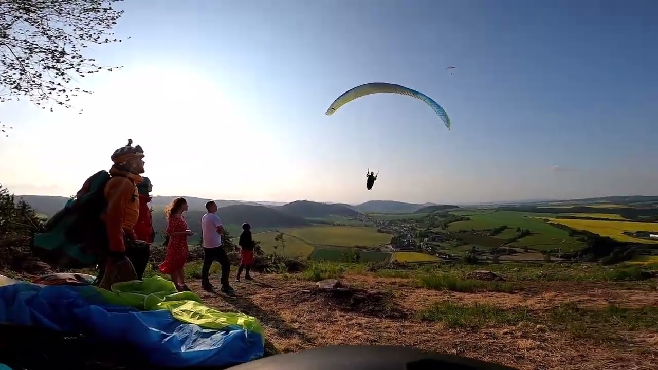 Paragliding- Společně nahoru, společně vyčkávat, společně do vzduchu a společně přistát.