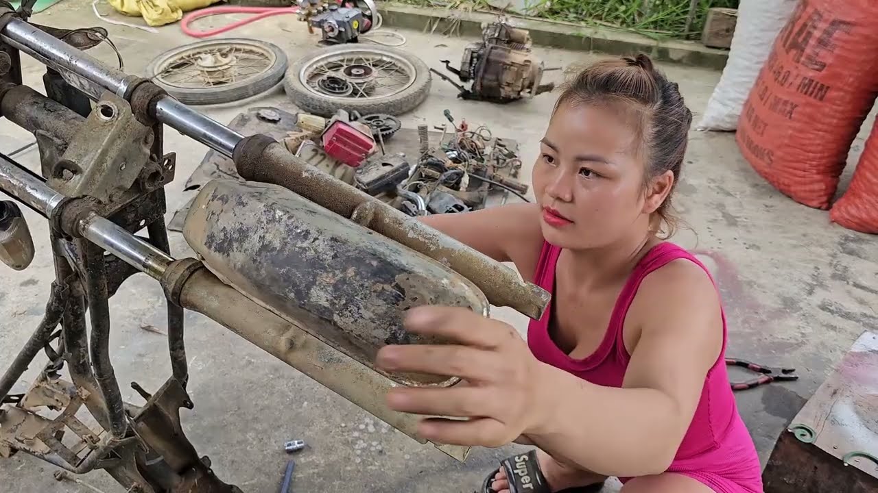 TIMELAPSE :Repair and restores many types of motorbike engines at her shop