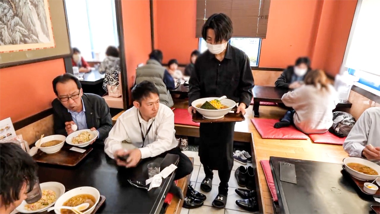 デカ盛りすぎて思わず吹き出す！ 腹減り工場勤務アニキたちがなだれ込む高コスパ町中華がすごい丨Egg Fried Rice - Wok Skills in Japan