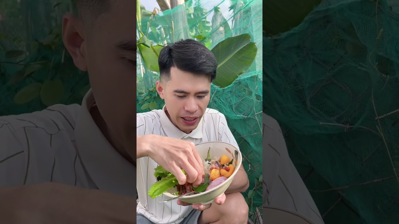 Ăn cơm trong vườn nhà