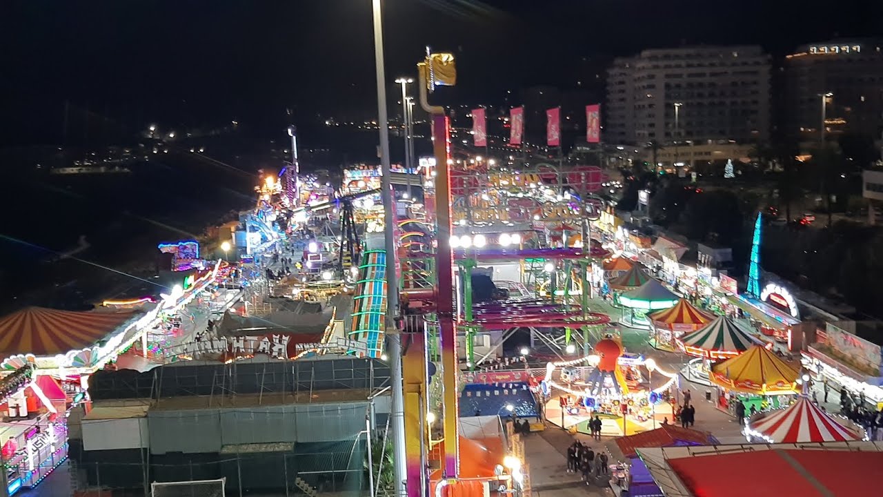 GENOVA, Italia. IL WINTER PARK il luna park più grande D' Italia   con 120 giostre  lungo 500 metri.
