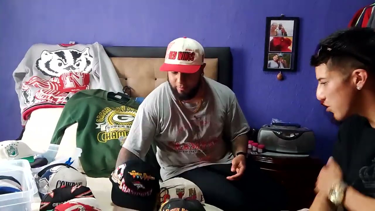 hoy con Jhon Mojica mostrando su colección de gorras
