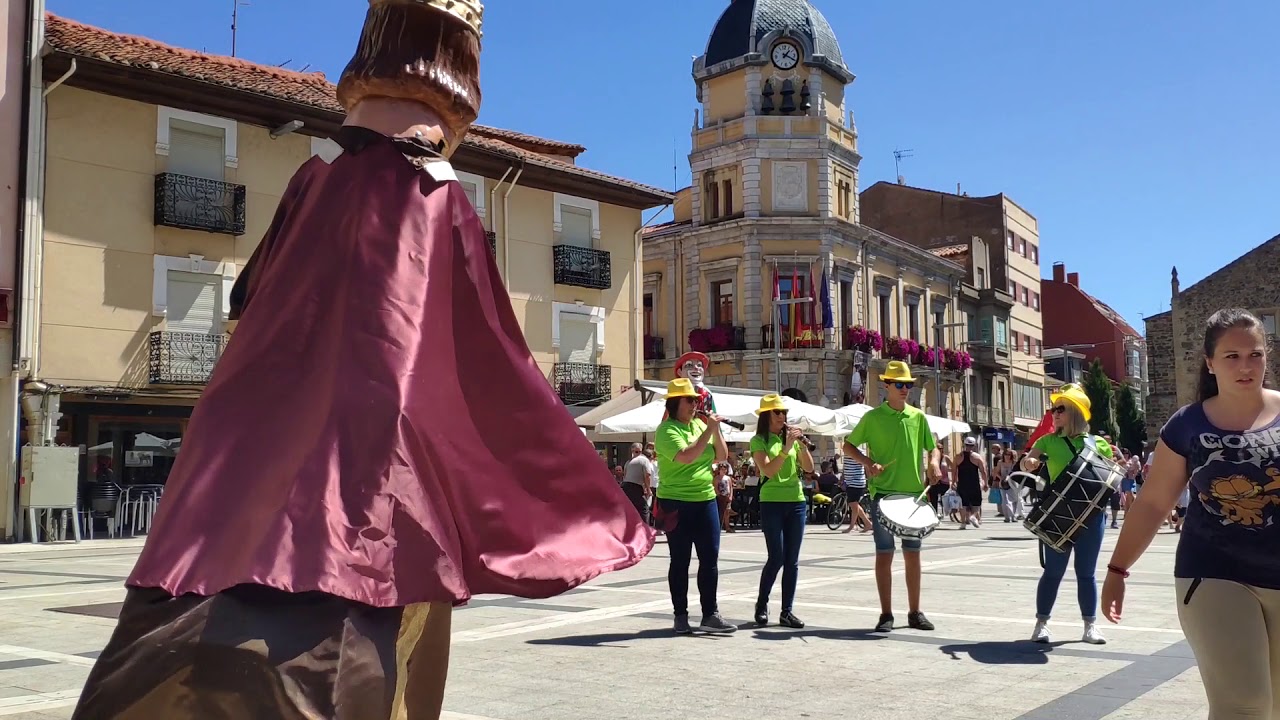 2019-08. Fanfarria y gigantes. La Bañeza, León
