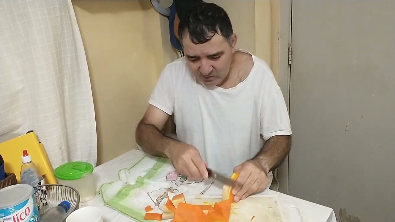 Bom domingo! cortando abóbora pra saborear no almoço 