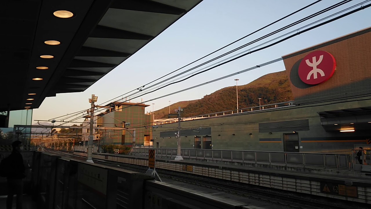 Love the memory instrumental and theme park announcement in Sunny Bay MTR station 欣澳站 迪士尼 15周年音樂+資訊