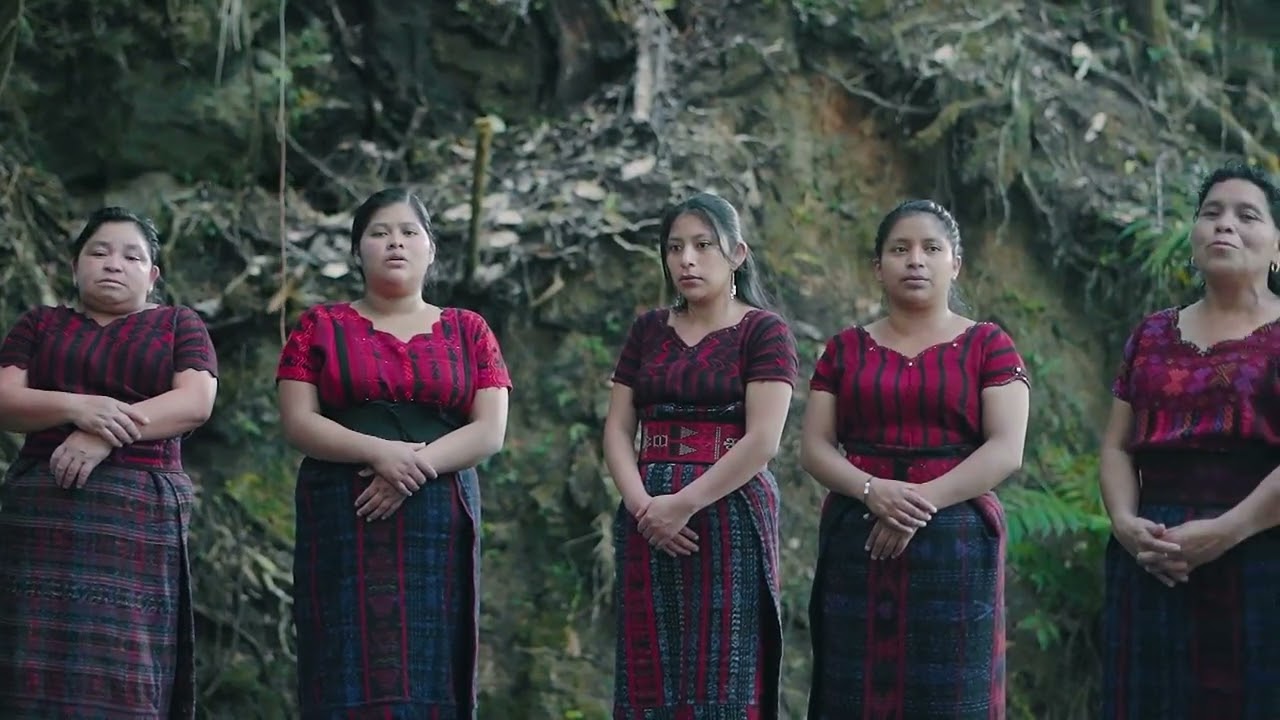 Coro femenil Las elegidas del rey. Con voz benigna