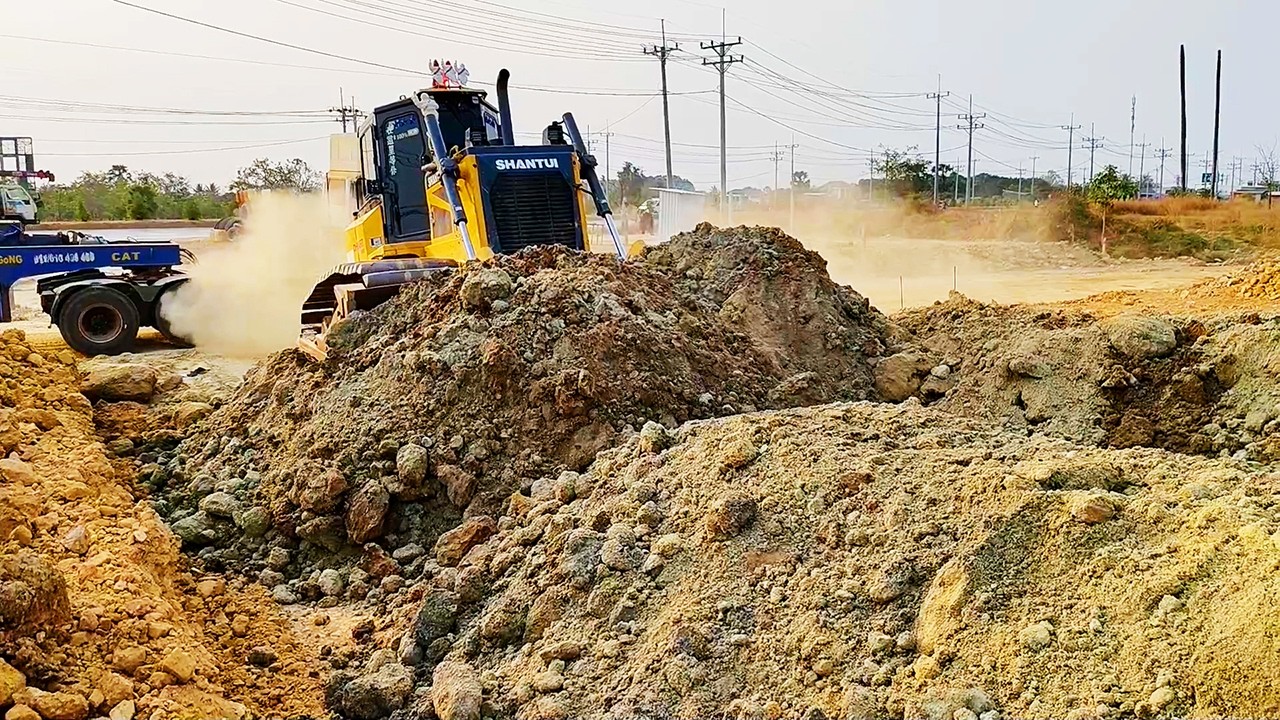 OHH !! Powerful SHANTUI DH17 C3 pour soil to build new road level up with 25Ton dump truck