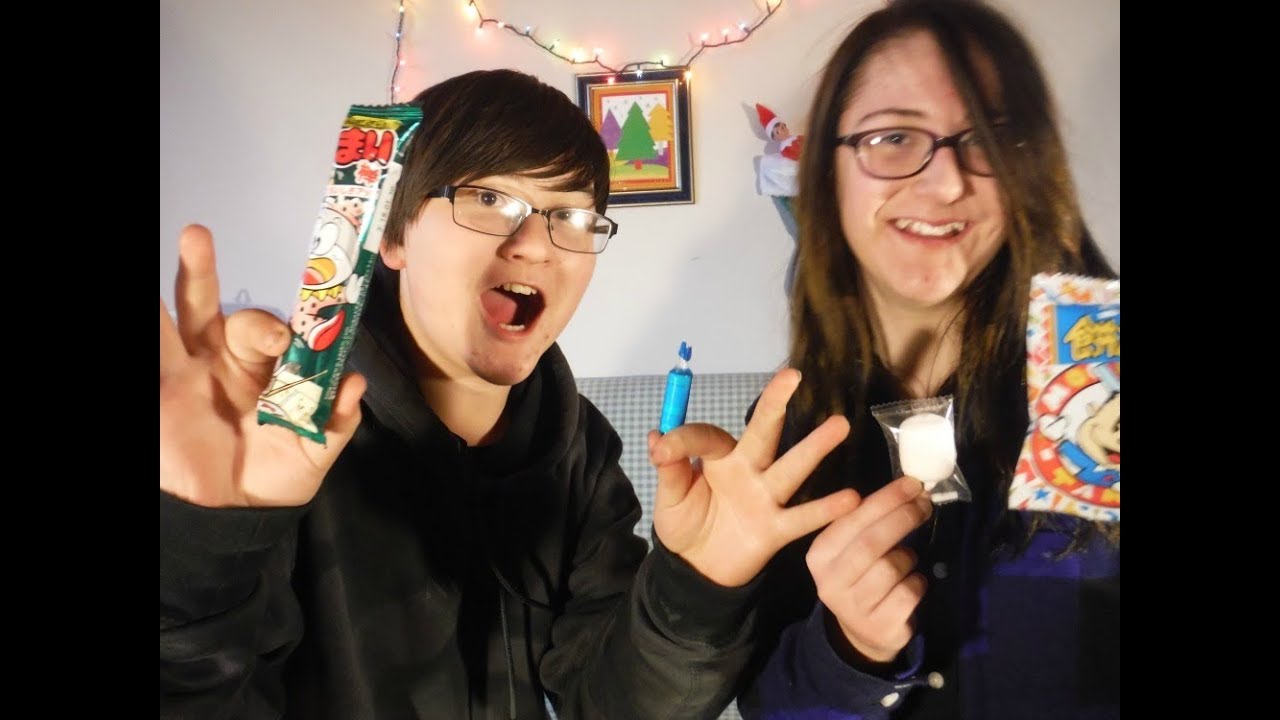 Trying Japanese Candy | Vlogsmas Day 8