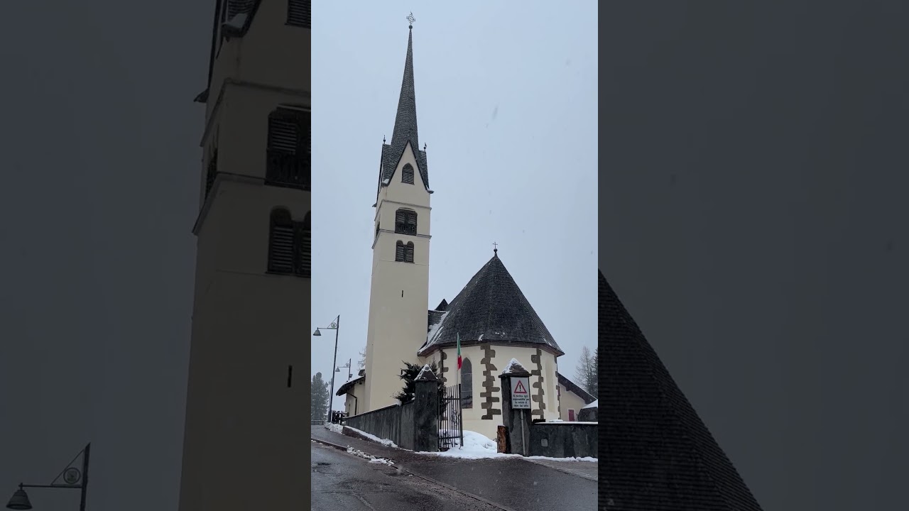 Alba di Canazei in Val di Fassa sotto una bellissima nevicata, che magia la neve e la sua chiesa😍❄️