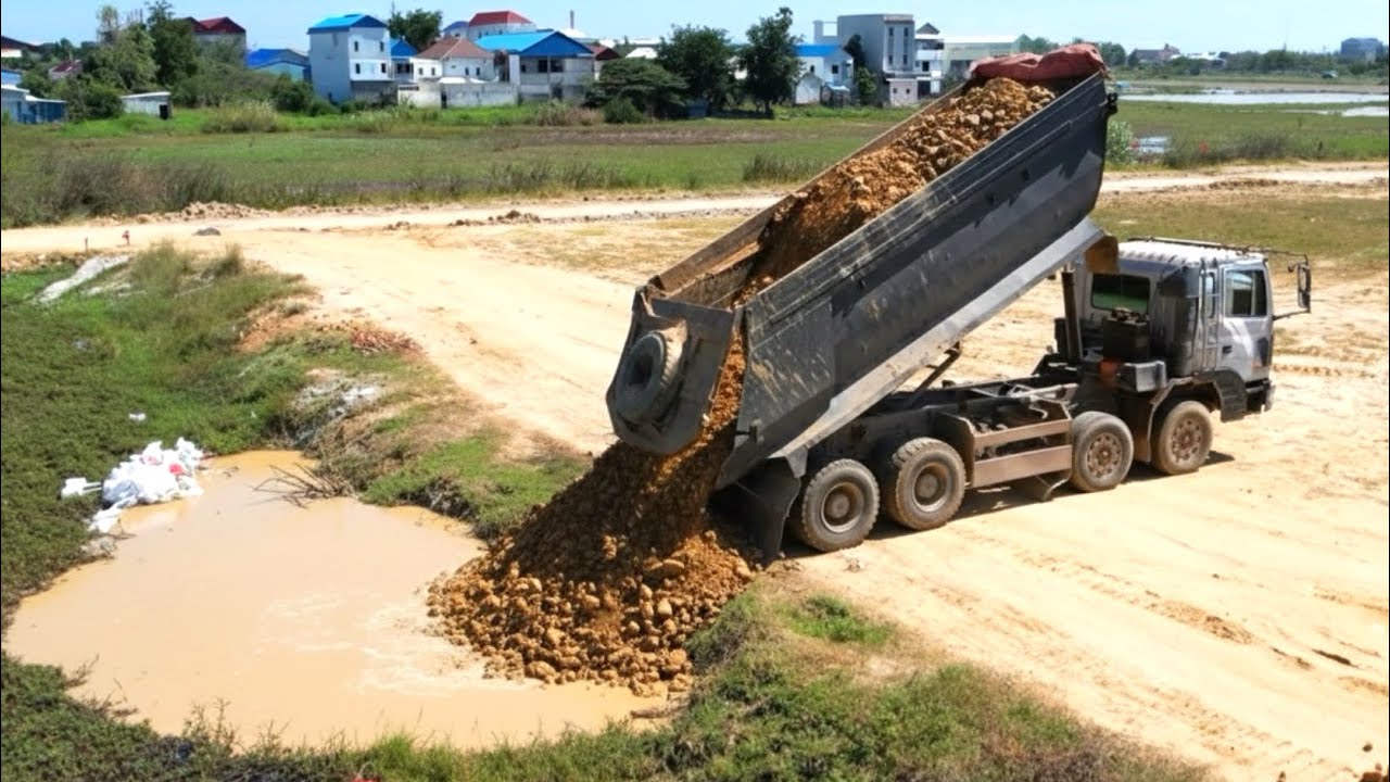 Wonderful Dump truck 25.5T unloading soil landfilling with Bulldozer Komatsu D41P working push fill
