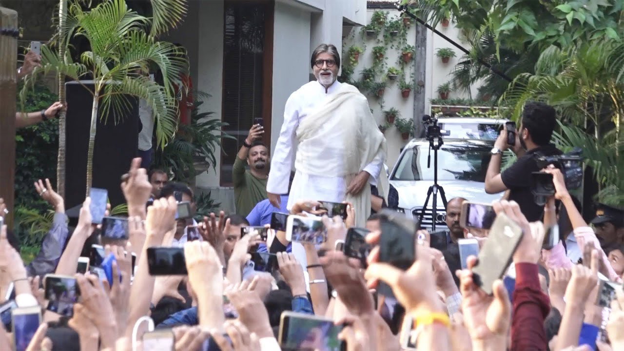 Amitabh Bachchan's Crazy Fans Gather Outside His House In Mumbai