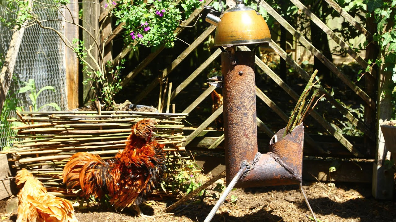 DIY 'J' tube rocket stove from scrap - The Rooster Rocket. Estufa cohete gallo Poêle-rocket