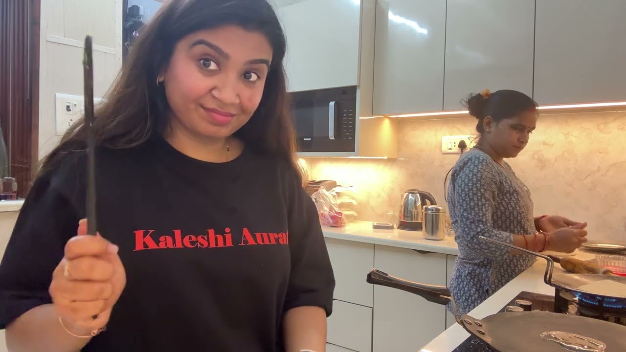 Kaleshi Aurat outside, sandwich chef inside. Welcome to today’s vlog!