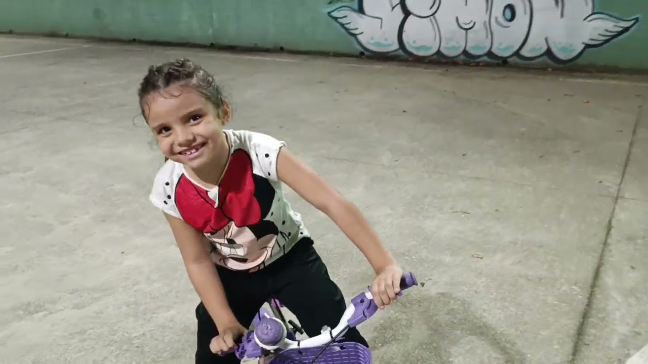 Levando as crianças para andar de bike. 