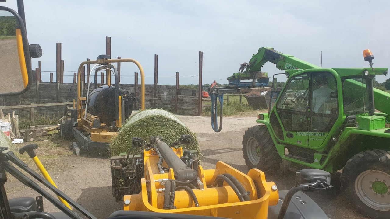 JCB 32OS, MERLO WRAPPING AND STACKING BALES