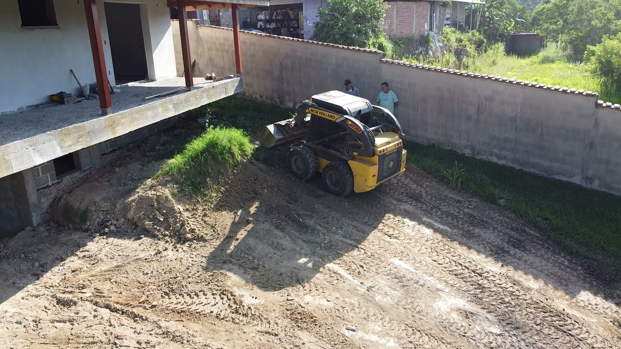 MINI CARREGADEIRA NEW HOLLAND L218 CARREGANDO CAMINHÃO
