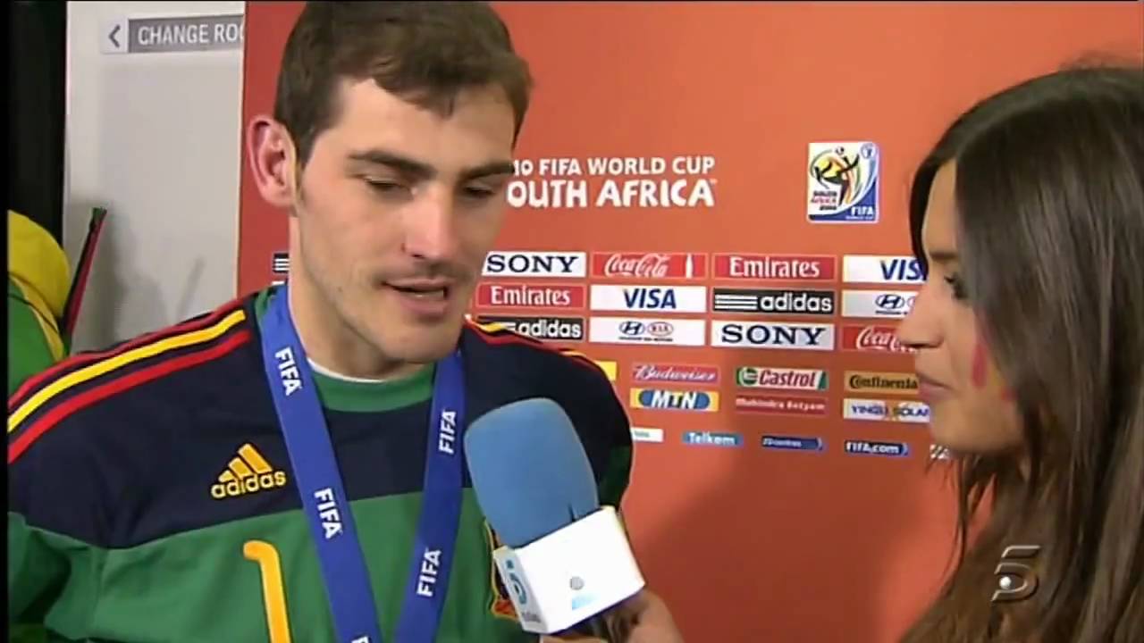 Iker Casillas besa a Sara Carbonero