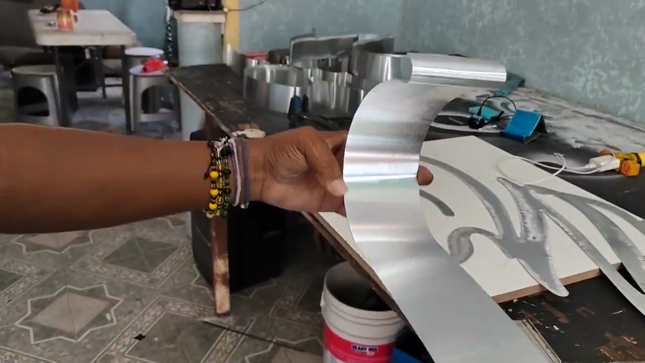 REALCE Y PEGADO DE LETRAS 3D EN ALUMINIO