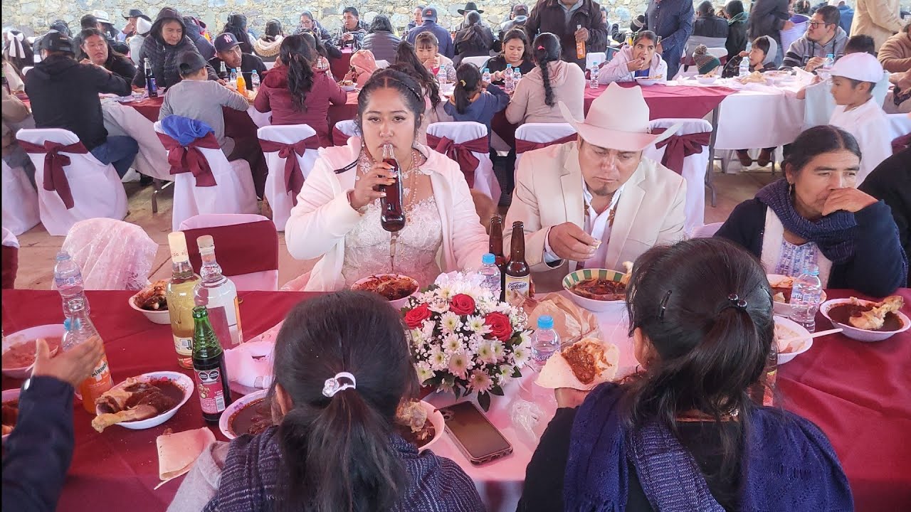 Los Novios disfrutando de un Rico mole / Mesón de Guadalupe San Juan Mixtepec Juxtlahuaca Oaxaca 