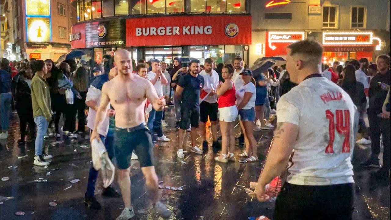 LONDON LIVE ⚽️ Euro 2020 Final 🏴󠁧󠁢󠁥󠁮󠁧󠁿🇮🇹 Fans Assemble in Leicester Square