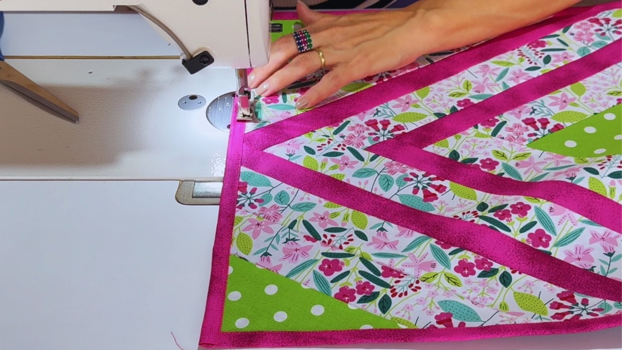 FÁCIL e ÚTIL! Costura com RETALHOS de Tecidos! Tapete de RETALHOS para Iniciantes 🤩