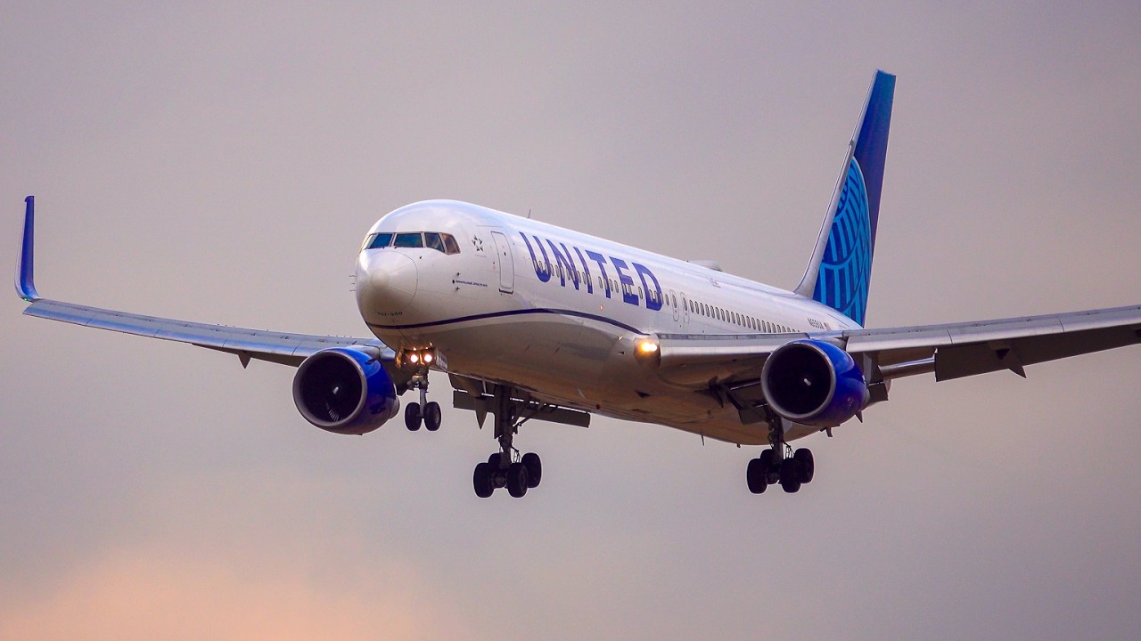 United 767 landing in Santiago. Plane spotting at Pudahuel [SCL] airport.