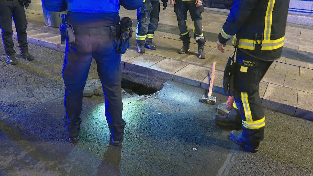 Susto en Gran Vía por un socavón en el carril bus