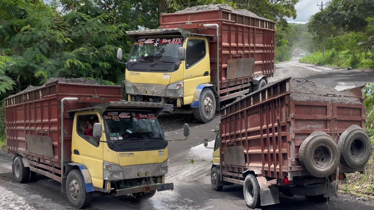 heavy load using a modified Mitsubishi Canter truck to transport 30 tons of overloaded building sand