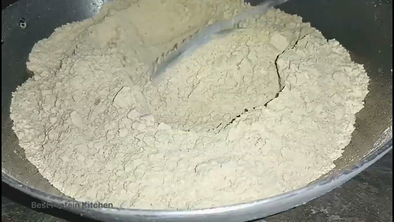 लड्डू के लिए आटा भूनना भी एक टास्क है 😎