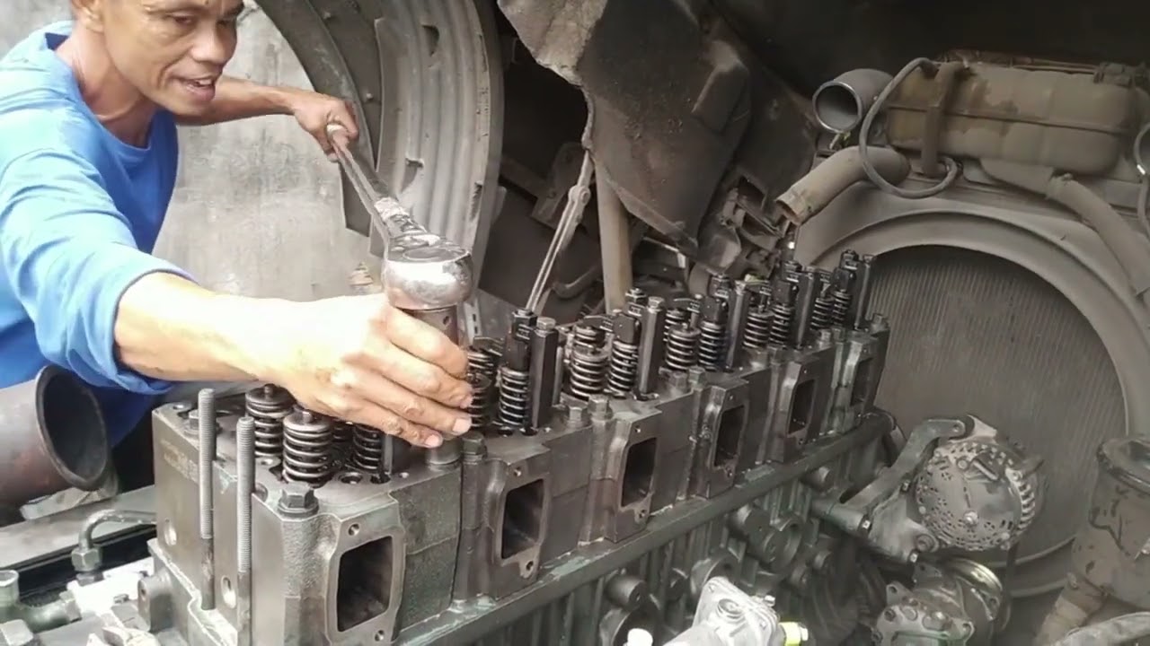 How to install and assemble of cylinder head HOWO engine tutorial.