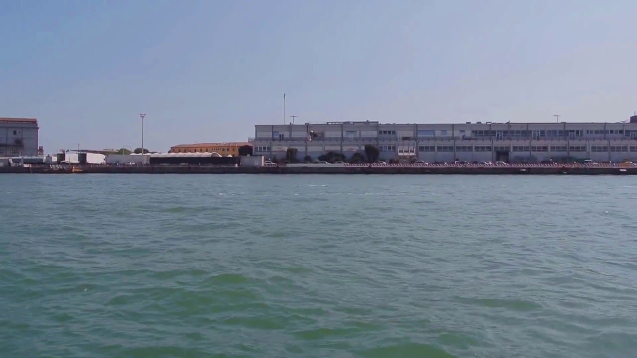 Venezia in vaporetto dal Tronchetto alla Giudecca San Basilio