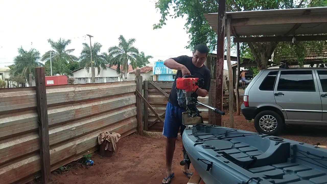 Coloquei o motor de popa de roçadeira no caiaque pra ver se esta funcionando tudo certinho