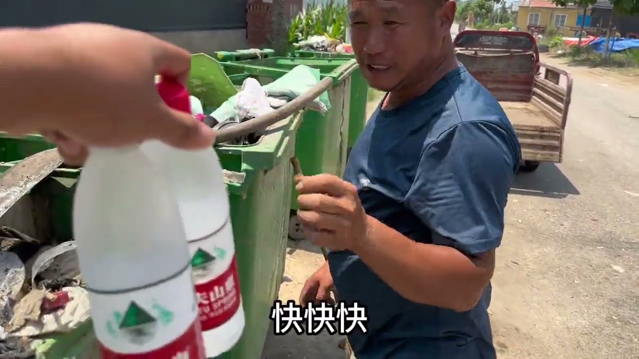 38度的高温天气，有人依然坚守在自己岗位上，每个人的生活都不容易。致敬那些高温下的坚持！#我的农村生活 #高温下的劳动者