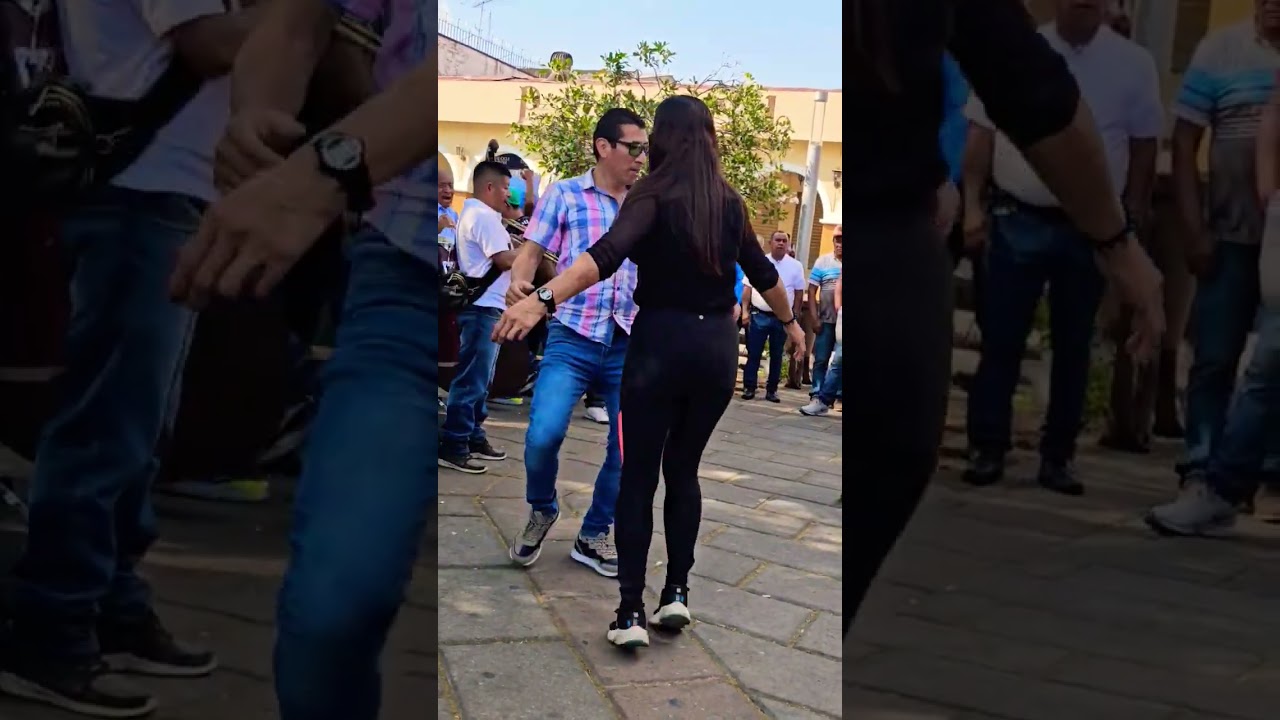 vean el #baile divertido y gracioso con la robotina de la plaza🎶👏#shorts #music #show #m&uacute;sica #viral