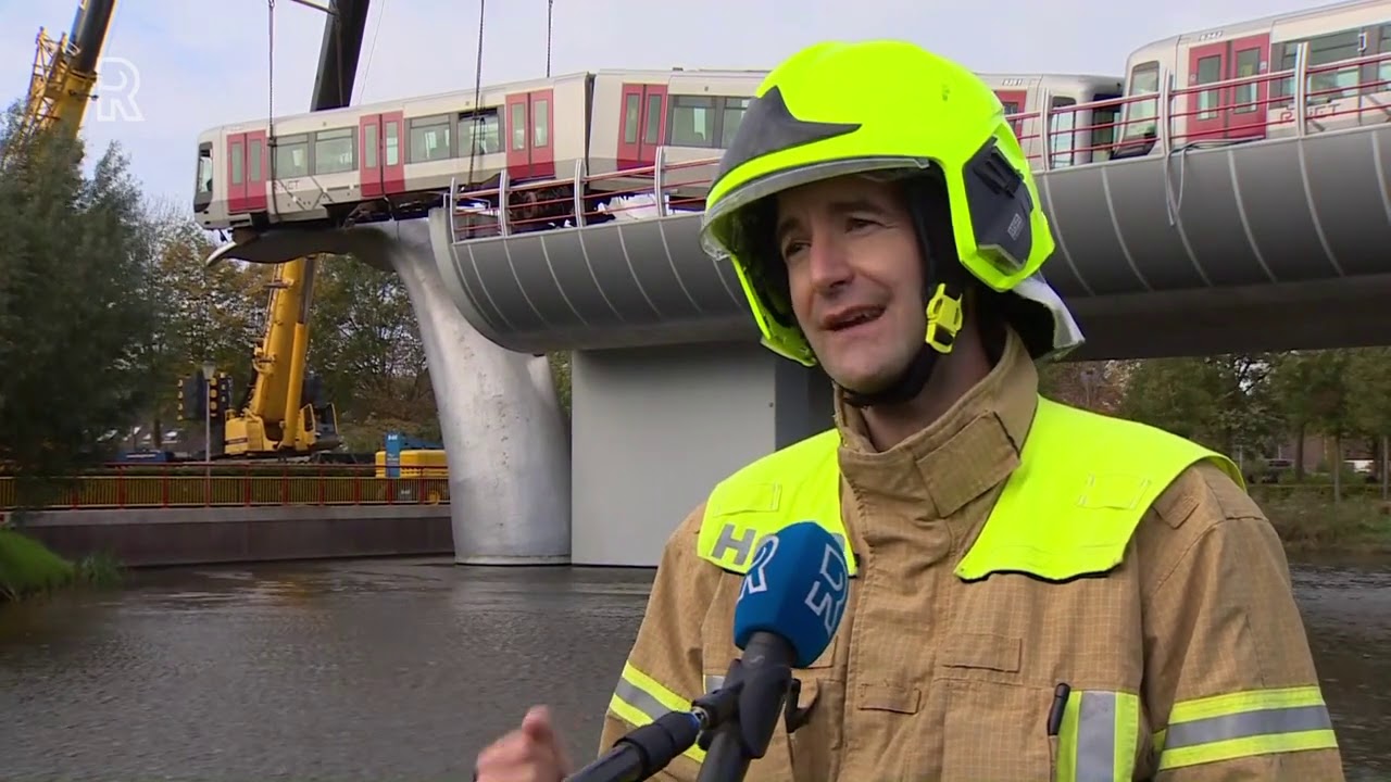 Brandweer over wegtakelen metro: 'Dit is geen dagelijkse klus'