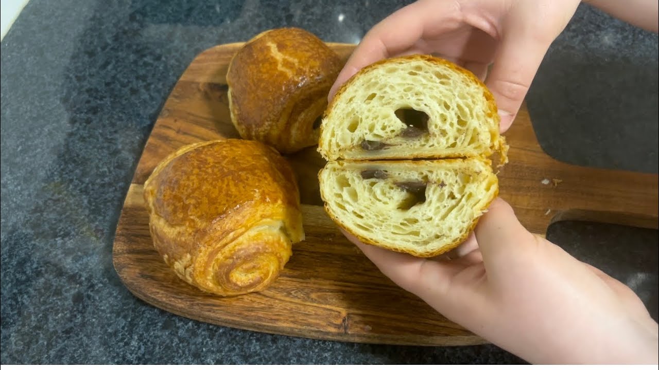 Chocolatines / pain au chocolat 🤷🏻&zwj;♀️ recette facile, et bien d&eacute;taill&eacute;e.