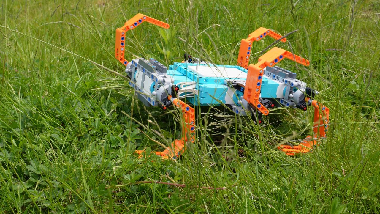 This all-terrain LEGO robot can climb obstacles like no other