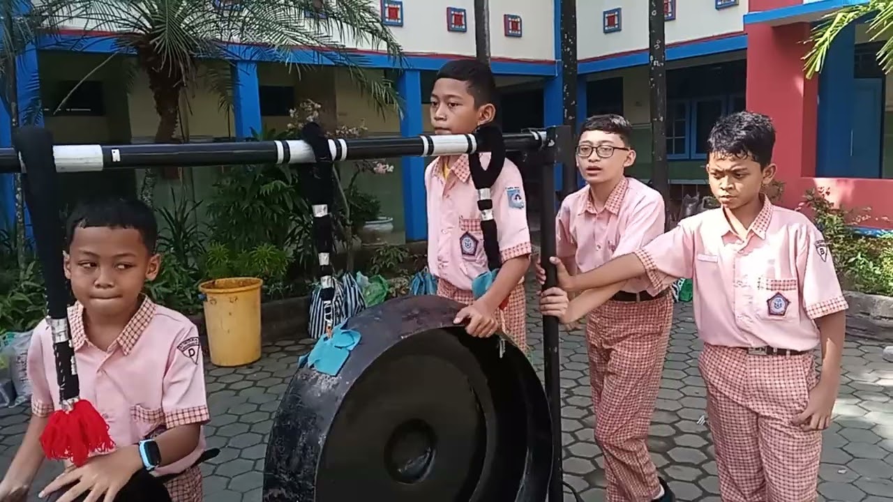 Gendang beleq tradisional musik sasak lomboq oleh siswa sdn 2 cakranegara
